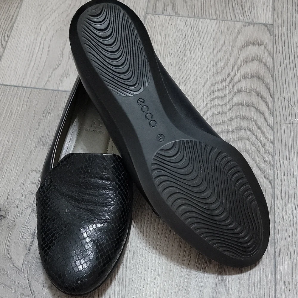 Ecco elegant black